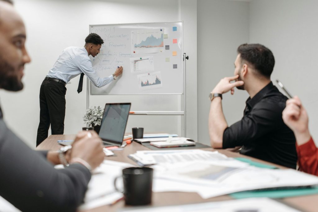 Kollegen besprechen in einem Geschäftstreffen im Büro Daten und Strategien.